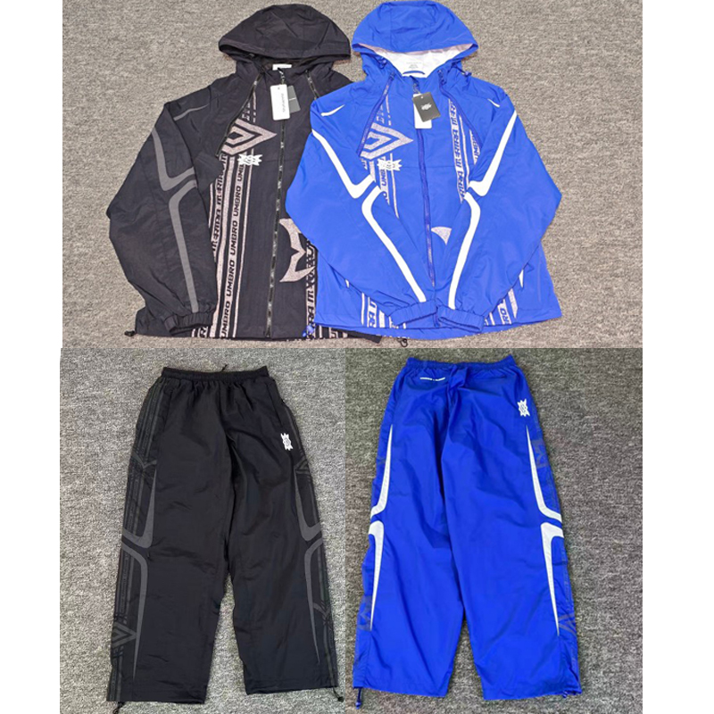 Vintage Windbreaker Nylon - เสื้อแจ็คเก็ตวินด์เบรกเกอร์ผู้ชายลายทางสีน้ำเงินสไตล์ Y2K ยี่ห้อ MERTRA แบบมีฮู้ด สตรีทแวร์