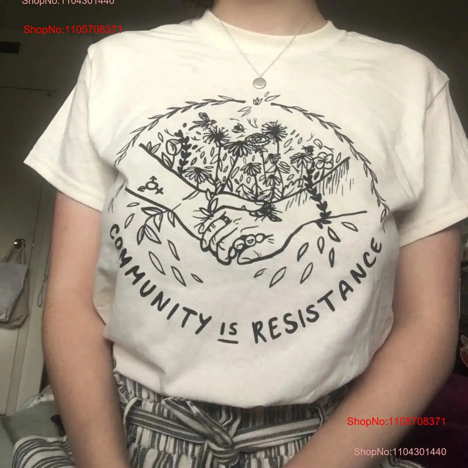 Vintage Fashion Community - เสื้อยืดลายกราฟิกสไตล์วินเทจจาก Community is Resistance ทรงหลวมเล็กน้อย ยูนิเซ็กส์